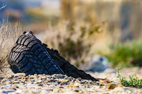 被破坏的橡胶车轮胎自然 环境保护 废物污染问题 — 图库照片