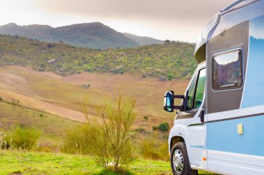 Kamp aracı dağ doğasında kamp yapıyor. Tatil gezisi.