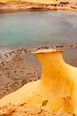 Akdeniz 'de sarı kum oluşumları olan Cocedores Sahili, Murcia bölgesi İspanya.