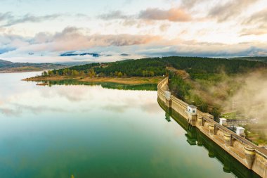 İspanya 'nın kuzeyindeki Palencia, Kastilya ve Leon bölgesinde bulunan Aguilar de Campoo barajında sabah sisi..