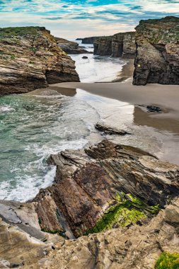 Katedraller Plajı, Ribadeo 'daki Playa las Catedrales, Lugo, Galiçya. İspanya 'nın kuzeyindeki Cantabric sahillerinde kayalık oluşumları. Turist eğlencesi.