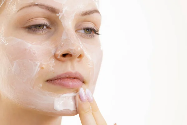 Giovane Donna Applicando Crema Cosmetica Maschera Idratante Viso Trattamento Estetico — Foto Stock