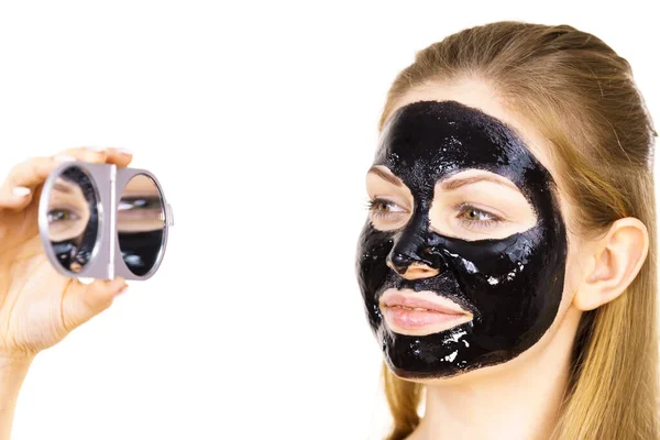 Fiatal Méregtelenítő Fekete Lehúzott Maszkkal Arcán Tükörbe Nézett Gyógykezelés Bőrápolás — Stock Fotó