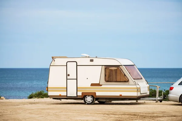 大篷车在海滨露营 带流动家庭的度假旅行 — 图库照片