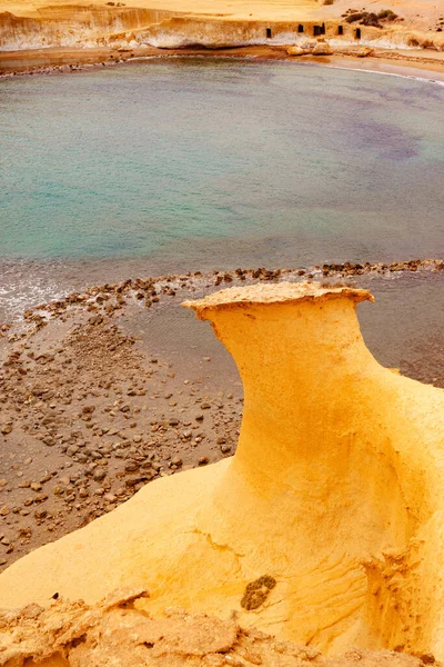 Akdeniz 'de sarı kum oluşumları olan Cocedores Sahili, Murcia bölgesi İspanya.