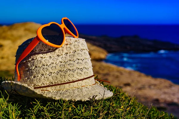 Letni Kapelusz Okulary Przeciwsłoneczne Śródziemnomorskim Wybrzeżu Region Murcja Calblanque Regional — Zdjęcie stockowe