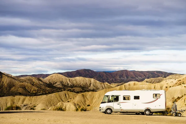 Caravan Ψυχαγωγικό Όχημα Κάμπινγκ Στην Έρημο Tabernas Αλμερία Ισπανία Ταξιδεύοντας — Φωτογραφία Αρχείου