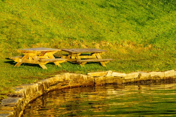 Picnic Site Wooden Table Benches Lake Shore — Stock Photo, Image