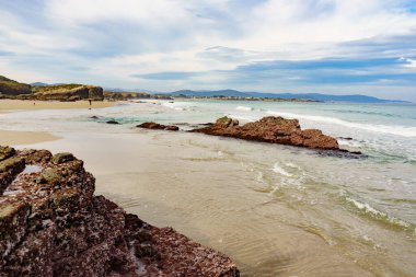 Katedraller Plajı, Ribadeo 'daki Playa las Catedrales, Lugo, Galiçya. İspanya 'nın kuzeyindeki Cantabric sahillerinde kayalık oluşumları. Turist eğlencesi.