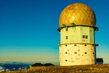 Serra da Estrela 'nın Torre dağı zirvesi ya da terk edilmiş gözlemevi ile Star Mountain Range. Continental Portugal 'daki en yüksek yer. Turistik yer