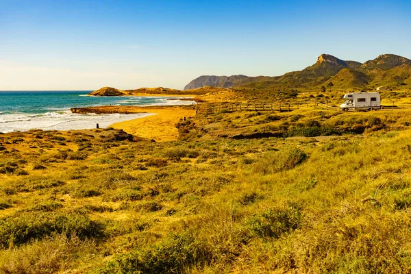 Sahilde kamp yapan karavanlı deniz manzaralı bir karavan. İspanya Murcia bölgesi, Calblanque Bölgesel Parkı.