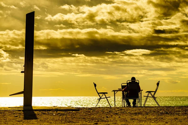 Homem Turista Sentado Praia Litorânea Pôr Sol Relaxando Desfrutando Vista — Fotografia de Stock