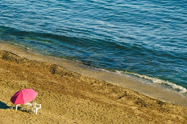 Picknick Stranden Stranden Rosa Paraply Och Stolar Stranden Utsikt Ovanifrån — Stockfoto