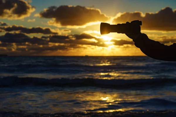 Osoba Fotografující Mořskou Pláštěnku Při Západu Slunce Drží Profesionální Fotoaparát — Stock fotografie