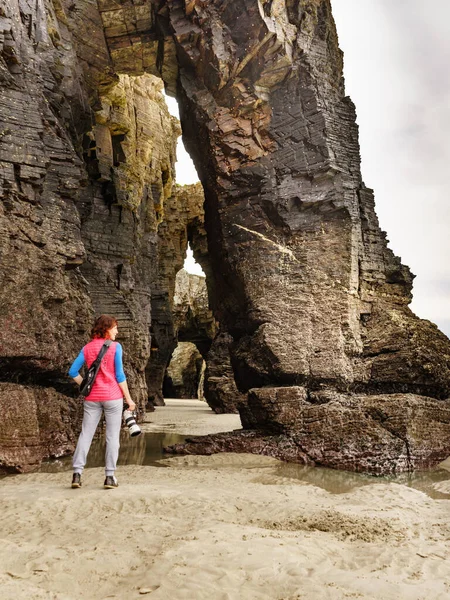 Touristin Beim Fotografieren Von Klippenformationen Strand Der Kathedrale Galicien Spanien — Stockfoto