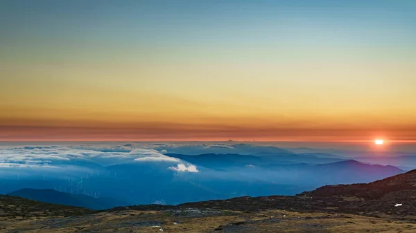 Brandende Zonsondergang Boven Wolken Uitzicht Vanaf Bergtop Van Torre Serra — Stockfoto