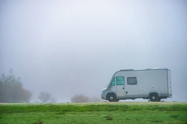 Camping Nature Camper Vehicle Campsite Foggy Day Travel Wintertime — Stock Photo, Image