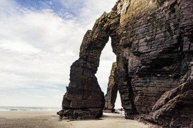 Katedraller Plajı, Ribadeo 'daki Playa las Catedrales, Lugo, Galiçya. İspanya 'nın kuzeyindeki Cantabric sahillerinde kayalık oluşumları. Turist eğlencesi.