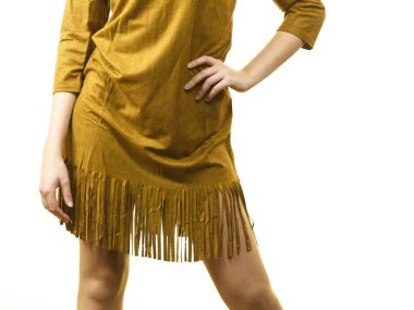 Şık kıyafet sunan zarif sıradan kahverengi kısa elbise moda güzel kadın.