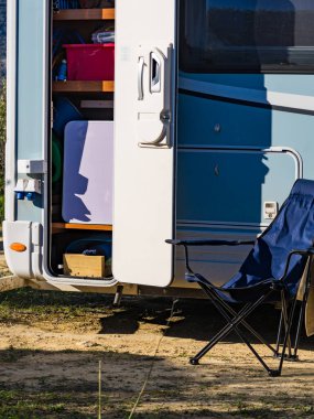 Kamp karavanı, açık depo kutusuyla doğada kamp yapıyor. Karavanla macera.