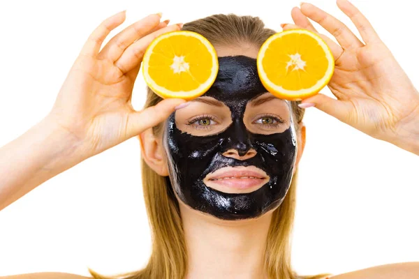 Wanita Dengan Carbo Detox Masker Kulit Hitam Wajah Memegang Buah — Stok Foto