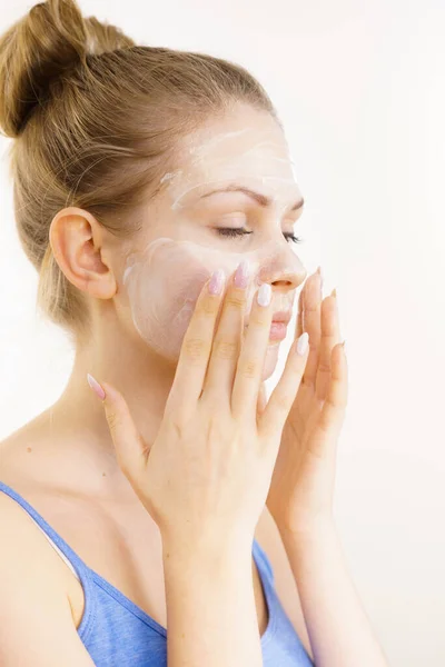 Mujer Joven Aplicando Crema Facial Cosmética Mascarilla Hidratante Cara Piel — Foto de Stock