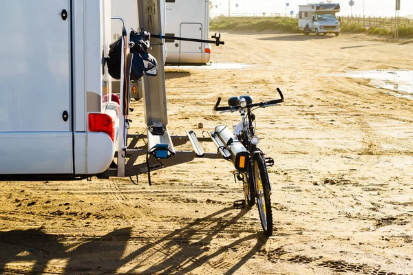 Wohnmobil Freizeitfahrzeug Mit Gepäckträger Auf Rücken Und Fahrrad Aktivität Zelten — Stockfoto