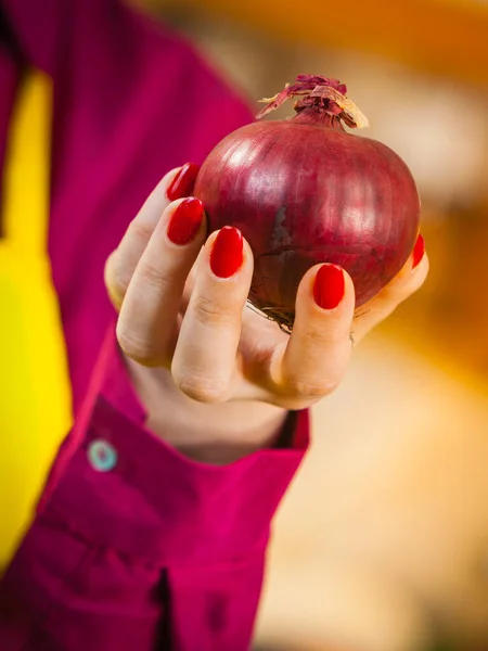 Mujer Sosteniendo Sana Cebolla Roja Natural Fresca Concepto Alimentación Saludable — Foto de Stock