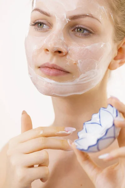 Jonge Vrouw Die Crème Cosmetische Masker Hydraterende Haar Gezicht Schoonheidsbehandeling — Stockfoto