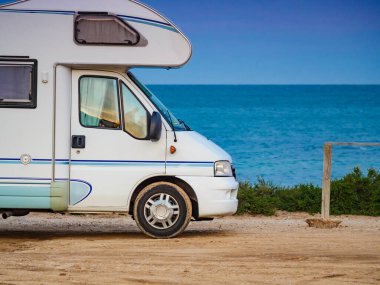 İspanya 'nın Akdeniz kıyısında kamp yapan karavan aracı. Karavanda tatil.