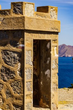 Cartagen Körfezi ve Cabo Tinoso kıyı şeridi tarihi İspanyol savunma sisteminin terk edilmiş eski binalarıyla.
