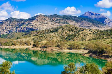 İspanyol doğa manzarası. Guadalhorce Gölü ve çevresindeki kırsal bölge, Ardales Reservoir, Malaga Endülüs, İspanya