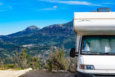 Karavan doğanın karavanı. Verdon Boğazı Fransa. Dağ manzarası boyunca giden karavanlı kamp arabası. Kamp aracıyla macera...