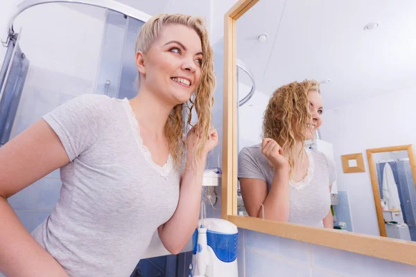 Mulher Com Longos Cabelos Encaracolados Molhados Banheiro Olhando Espelho Menina — Fotografia de Stock