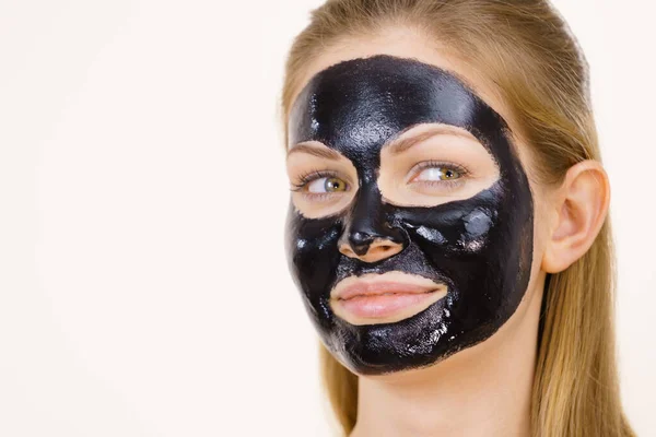 Młoda Kobieta Czarną Maską Twarzy Białym Nastolatka Dbająca Tłustą Skórę — Zdjęcie stockowe
