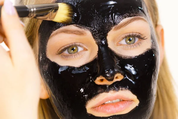 Wanita Muda Yang Memakai Kuas Hitam Detox Mengupas Masker Wajahnya — Stok Foto