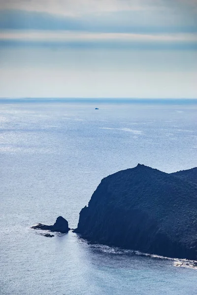 Denizde kayalar olan kıyı manzarası. Cabo de Gata Nijar Doğal Parkı, Almerya ili, Endülüs İspanya.