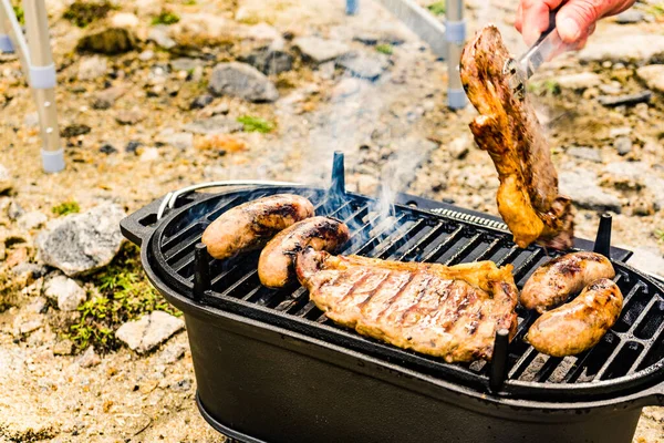 烤肉烤架上的肉和香肠 户外烧烤晚餐 夏季食品 — 图库照片