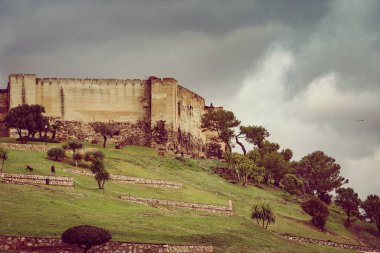 Fuengirola 'daki Sohail Kalesi, Malaga İspanya. Turistik bir yer, ziyaret edilecek bir yer. Costa del Sol 'da tatiller.