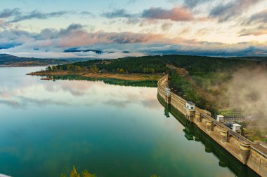 İspanya 'nın kuzeyindeki Palencia, Kastilya ve Leon bölgesinde bulunan Aguilar de Campoo barajında sabah sisi..