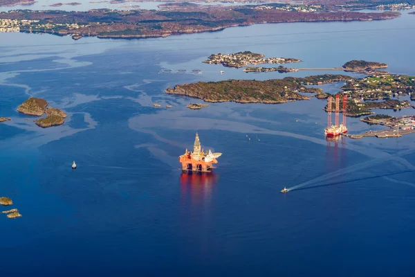 View Airplane Jack Rig Drill Platform Sea Fjord Aircraft Flying — Stock Photo, Image