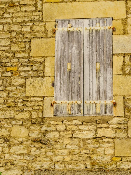 古い木製のシャッター窓 フランスの伝統的な石造りの建物 — ストック写真