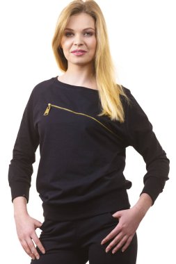 Büyük zip ile siyah üst göğüs üzerinde giyen genç sarışın kadın. Erkek moda olmak.