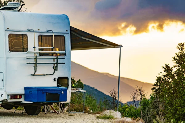 Camper Veicolo Con Roll Out Tenda Sole Tavolo Turistico Con — Foto Stock