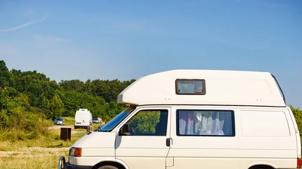 夏天野营面包车在大自然上露营 坐汽车回家 商队假期 — 图库照片