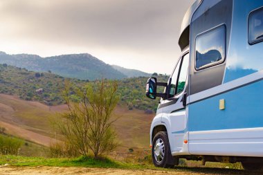 Kamp aracı dağ doğasında kamp yapıyor. Tatil gezisi.