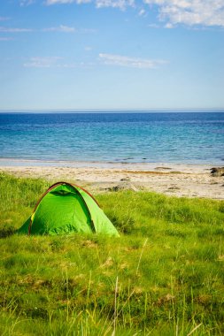 Yazın deniz kıyısında çadır. Okyanus kıyısında kamp yapmak. Lofoten takımadaları Norveç. Tatil ve seyahat.