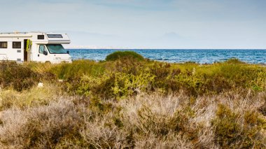 Kamp aracı, İspanya 'nın Akdeniz kıyısındaki eğlence aracı. Doğa plajında kamp yapmak. Tatiller ve karavanla seyahat.