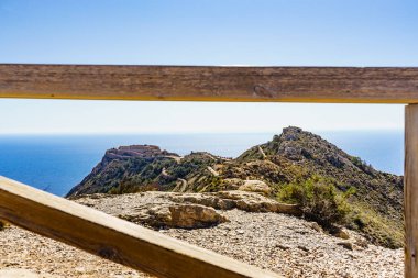 İspanya 'da turistik yerler. Cartagena yakınlarındaki Castillitos bataryası, Cabo Tinoso. Deniz ufkuyla uzaklıktan görünüm.