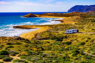 Sahilde kamp yapan karavanlı deniz manzaralı bir karavan. İspanya Murcia bölgesi, Calblanque Bölgesel Parkı.